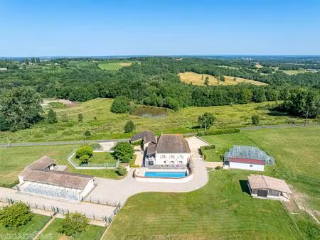 belle propriété en pierre rénovée avec dépendances  piscine et entreprise de pension...