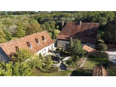 maison forte du xvème  2 gîtes et piscine