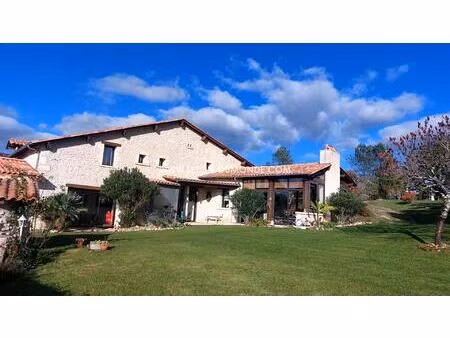 superbe maison en pierre atypique au calme avec vue