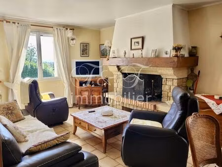 maison avec vues et grand jardin bien arboré