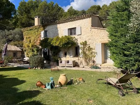 ancienne bergerie restaurée à vendre près de lourmarin avec un jardin  une piscine et une.