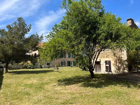 mas à vendre à ménerbes avec plusieurs corps de bâtiments dont un restauré avec un jardin.