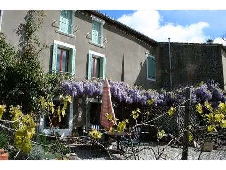 grande maison avec deux appartements dans un village rural