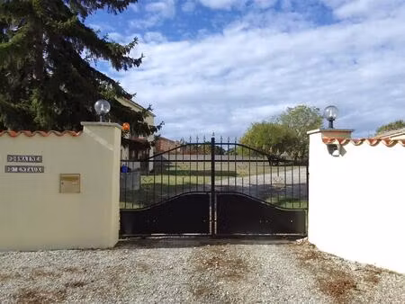 villa t5 200m2 4 chambres sur cour 2 appartements inclu. piscine hangar 3.5 ha terrain...