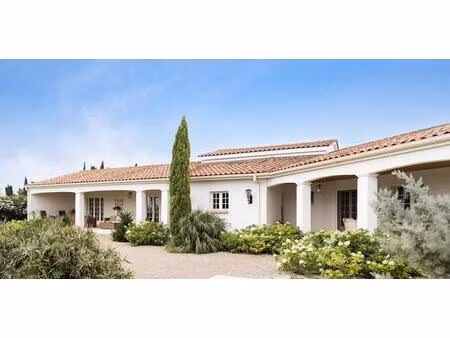 belle villa avec piscine et vue