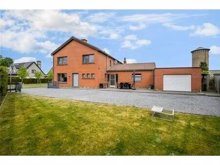 charmante woning met 3 slaapkamers en leuke tuin.