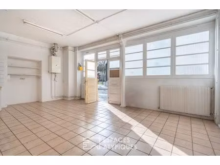 local commercial à repenser sur rue et cour