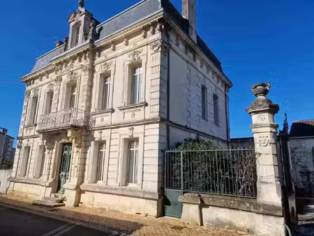 maison de maître avec dépendances et piscine