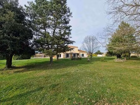 maison d'architecte sur grand terrain avec piscine