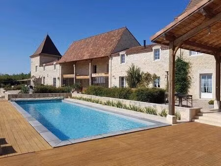 propriété de caractère entièrement rénovée avec 2 maisons d'amis et piscine à proximité...