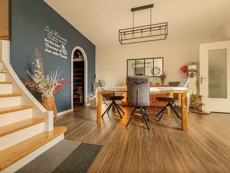 maison familiale d’environ 188 m² avec 5 chambres  terrasses  jardin  double garage ...