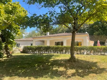 grande maison sur un parc arboré avec sa piscine.