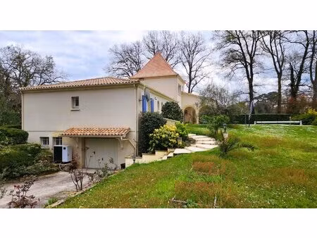 villa avec piscine sur parc clos
