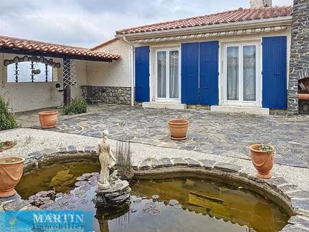 villa 4 faces avec dependance  piscine et 7 300m2 de terrain