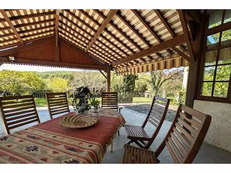 maison en pierre en bordure de la rivière.