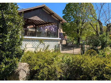 plain pied 138m2 avec beau jardin en bordure de la rivière.