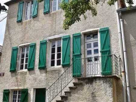 34220  sur les hauteurs en limite de forêt  maison d'habitation