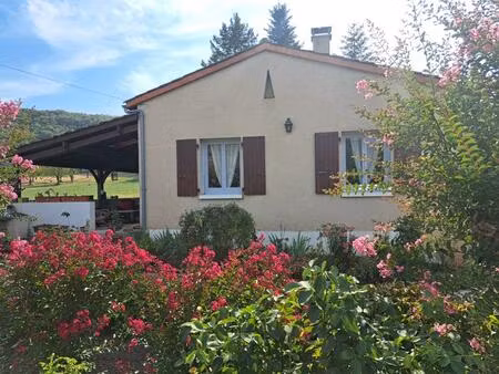 agreable maison de plain-pied avec garage & piscine sur 2128 m² de terrain clos
