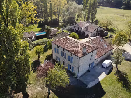 propriété en pierre avec lac  gîte et 3.7 ha