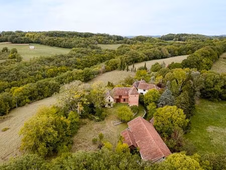 ancien corps de ferme sur 67ha de pré et bois.