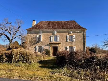 jolie maison à rénover  à 10 minutes d'une ville médiévale populaire