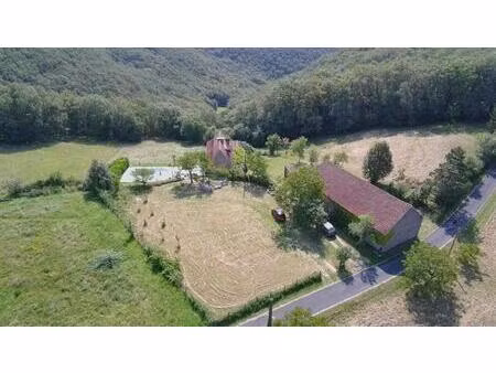 maison authentique avec maison d' amis et grange sur 1 4 ha. vue panoramique!!