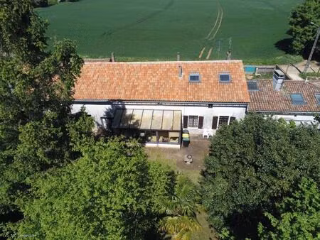 belle longère et gite avec terrain près de ruffec