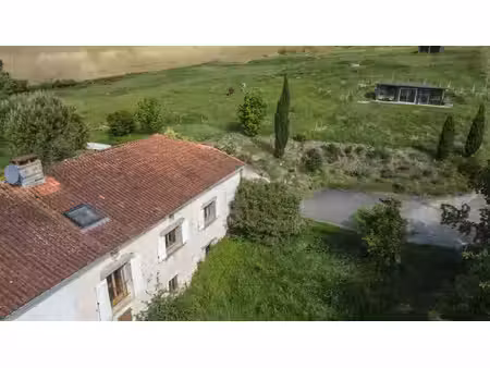grande maison en pierre et brique d'env 220 m2  entourée de bois et de prairie  un havre..