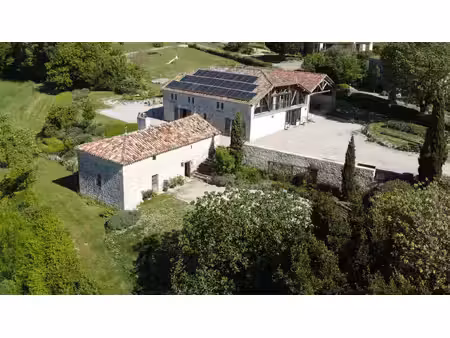 propriété comprenant une maison   un gite   un garage atelier  une maison a restaurer  une