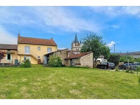 vivez grand dans une commune paisible : maison avec jardin  dépendances et combles...
