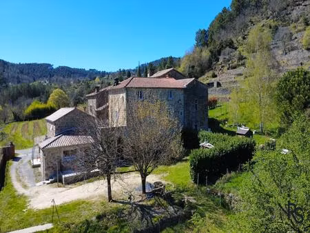 dans un hameau  un ensemble de deux maisons et 3822 m2 de terrain avec une piscine et une.
