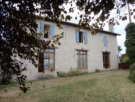 maison de village familiale en pierre avec jardin