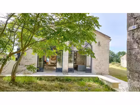 magnifique propriété en pierre avec une superbe grange rénovée  une maison à restaurer et.