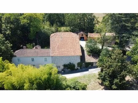 joli corps de ferme avec dépendances et un terrain d'env 6.4 ha avec sources et puits.