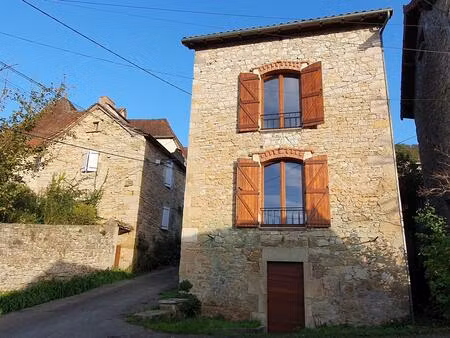 maison de village en pierre avec jardin