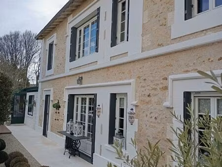 maison de ville historique immaculée et moderne avec annexe  garage et petit jardin clos