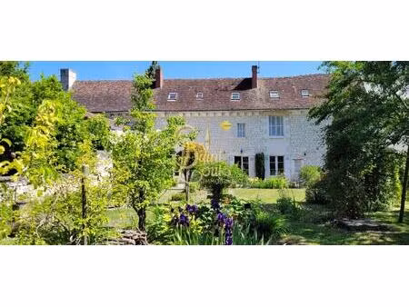 demeure de caractere du xvième avec clos et jardin
