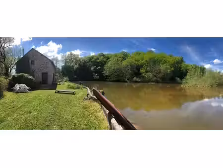 2 moulins à eau + gîtes + camping sur un domaine d'environ 3 5 ha.