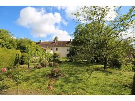 touraine  region de chinon  dans un joli village historique avec commerces 