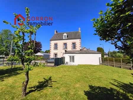 grande maison en pierre avec jardin