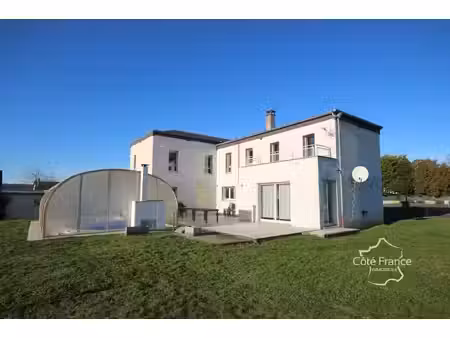 maison d'exception 8 chambres  habitable de plain pied  avec terrain et piscine.