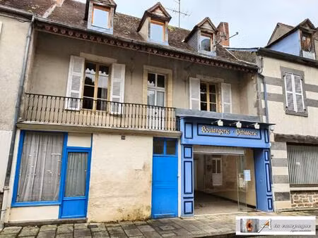 joli bâtiment avec un logement et un magasin