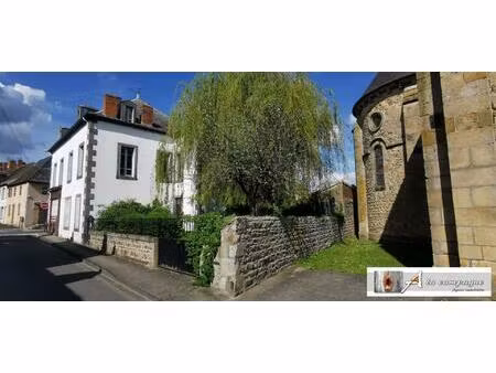 vaste maison et son agréable jardin dans le bourg de pionsat