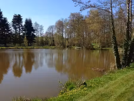 maison  lac  rangement avec installations de loisirs.