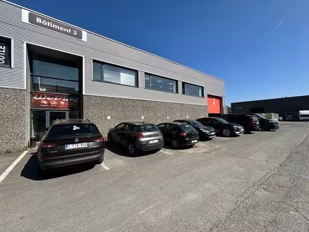 760 m² d'entrepôt avec 75 m² de bureaux à louer