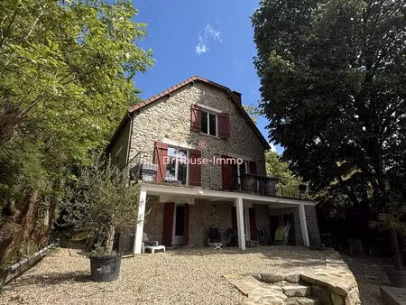 maison en pierre sur les bords du lac
