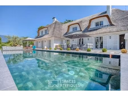 chaumière contemporaine avec piscine