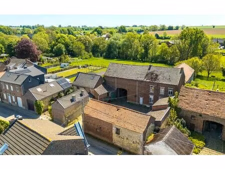 ancienne ferme avec grange  dépendances et terrains.