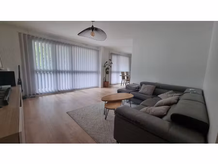 f4 80m2 au dernier étage proche toutes commodités  avec bal