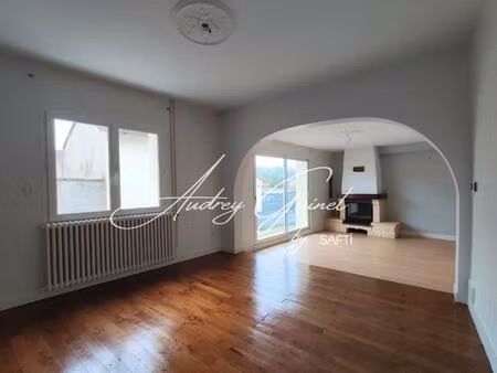 à découvrir à couhé : maison familiale avec potentiel et double garage !